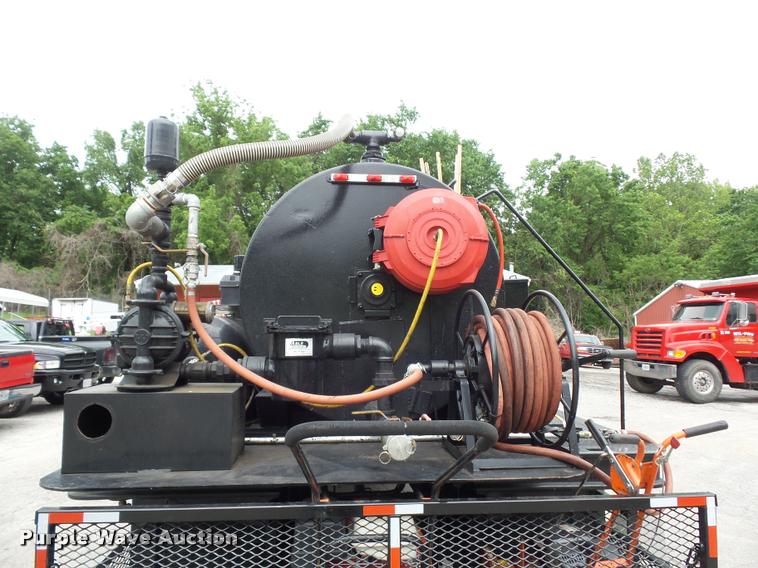 image for item BS9489 2001 International 4700 seal coat truck