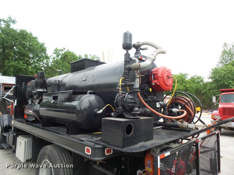 image for item BS9489 2001 International 4700 seal coat truck