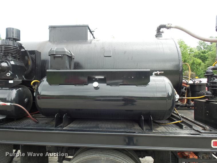 image for item BS9489 2001 International 4700 seal coat truck