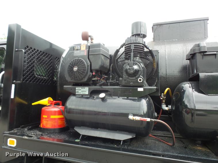 image for item BS9489 2001 International 4700 seal coat truck