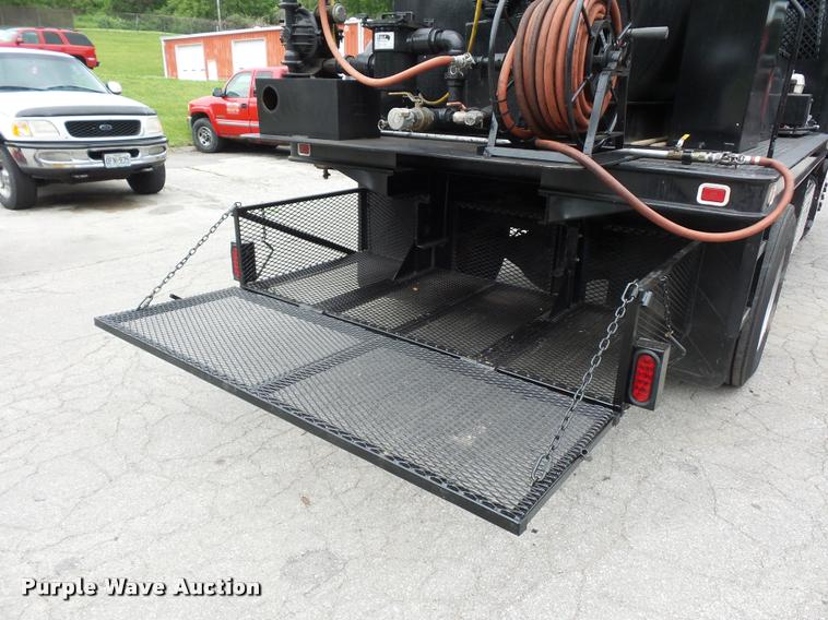 image for item BS9489 2001 International 4700 seal coat truck