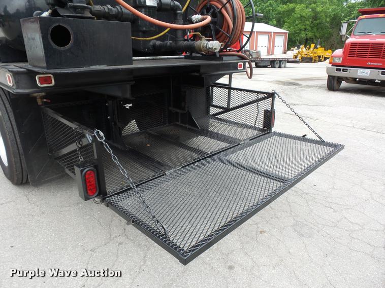 image for item BS9489 2001 International 4700 seal coat truck