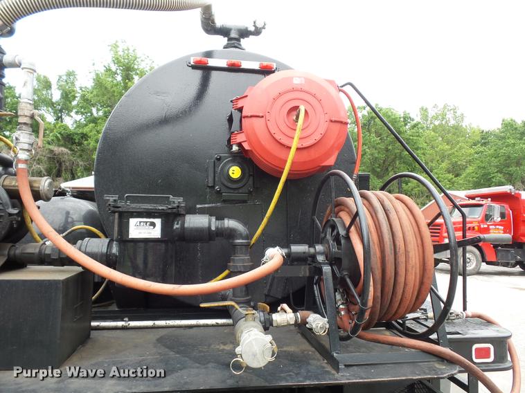 image for item BS9489 2001 International 4700 seal coat truck