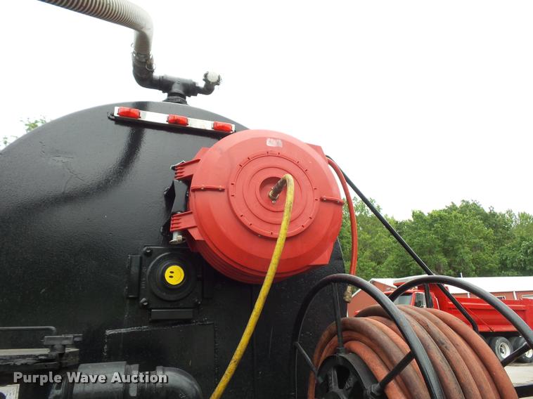 image for item BS9489 2001 International 4700 seal coat truck