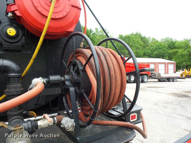 image for item BS9489 2001 International 4700 seal coat truck