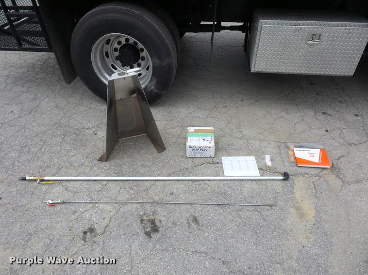 image for item BS9489 2001 International 4700 seal coat truck