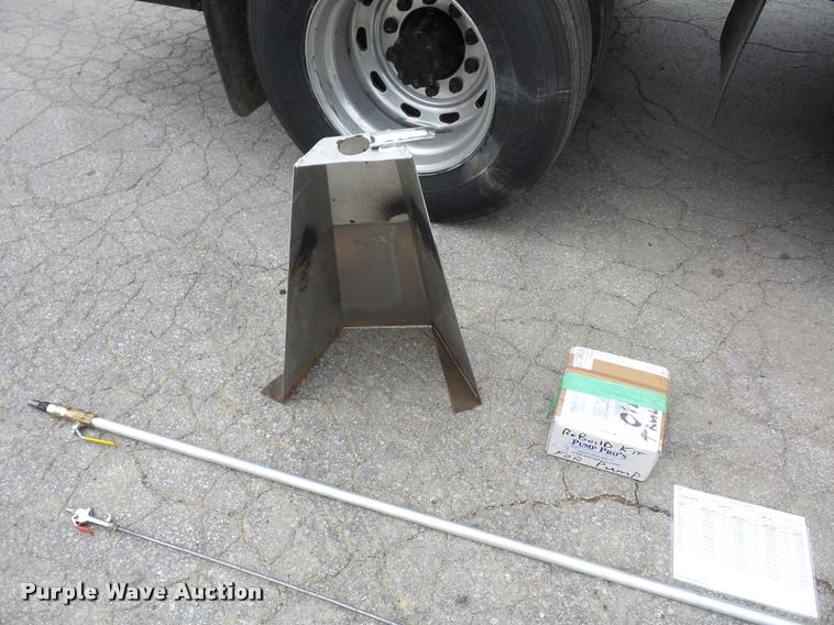 image for item BS9489 2001 International 4700 seal coat truck