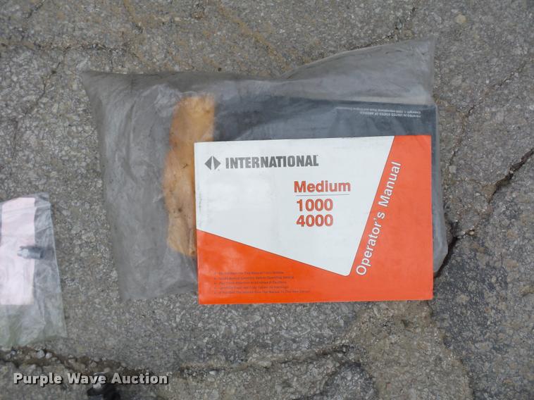 image for item BS9489 2001 International 4700 seal coat truck