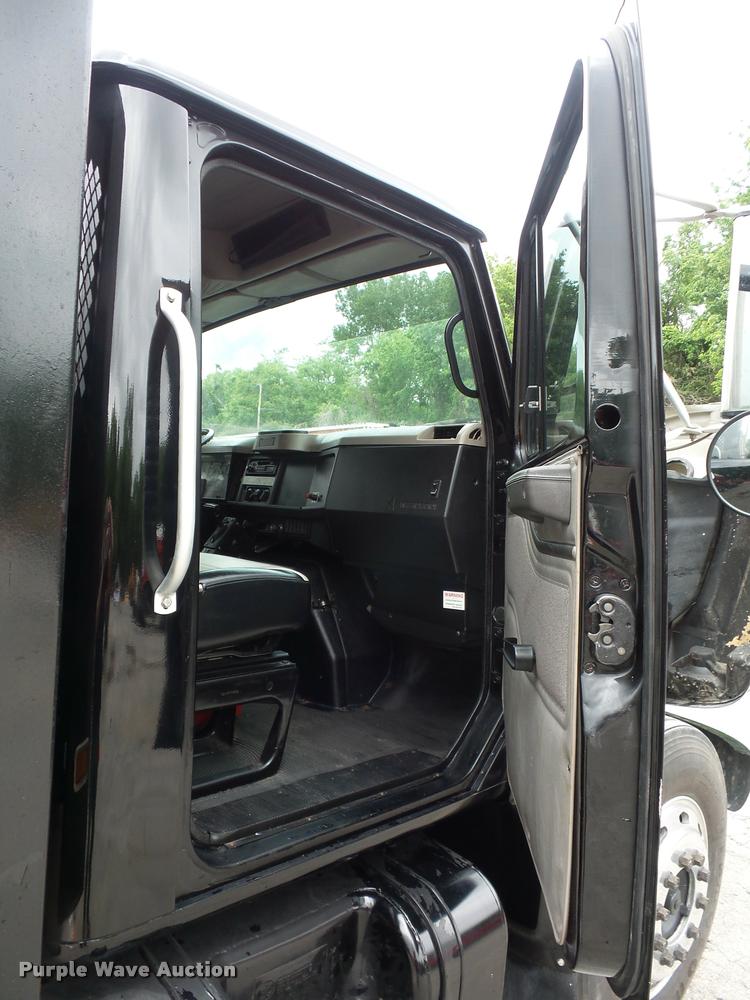 image for item BS9489 2001 International 4700 seal coat truck