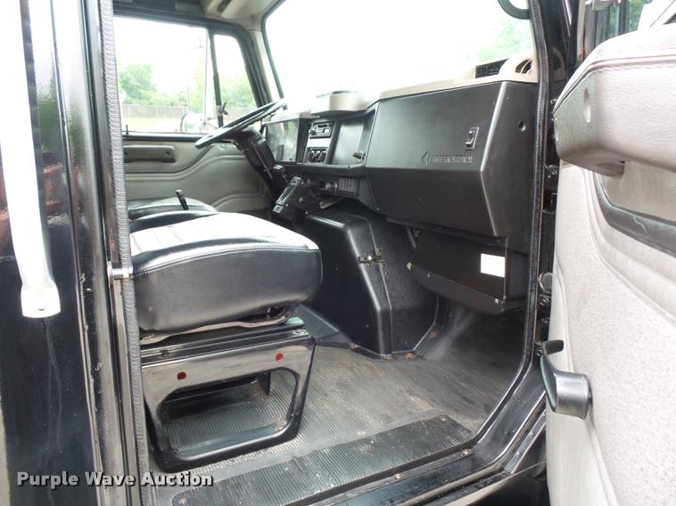 image for item BS9489 2001 International 4700 seal coat truck