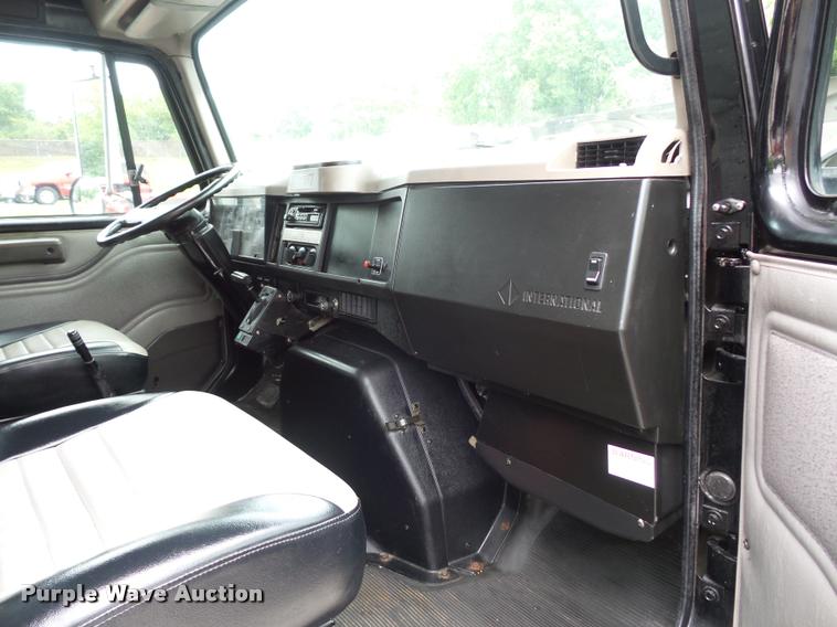 image for item BS9489 2001 International 4700 seal coat truck