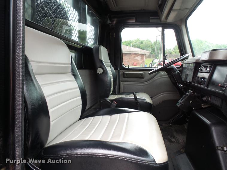 image for item BS9489 2001 International 4700 seal coat truck