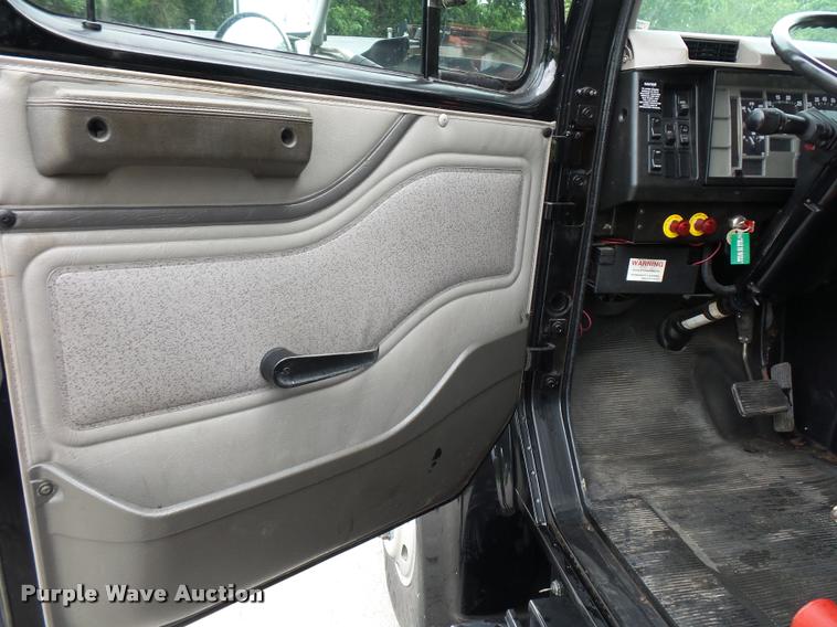 image for item BS9489 2001 International 4700 seal coat truck