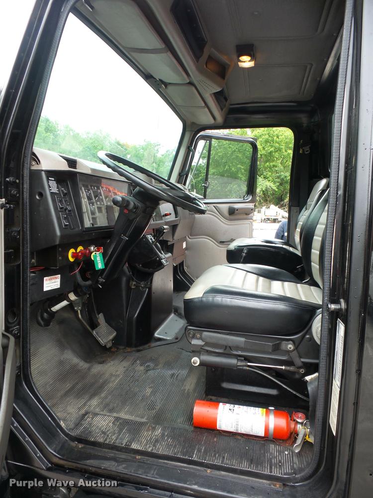 image for item BS9489 2001 International 4700 seal coat truck