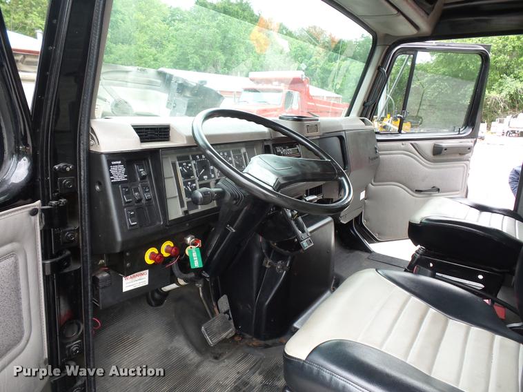 image for item BS9489 2001 International 4700 seal coat truck