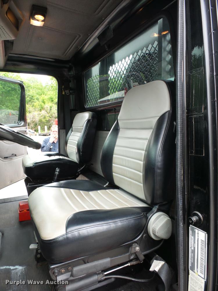 image for item BS9489 2001 International 4700 seal coat truck