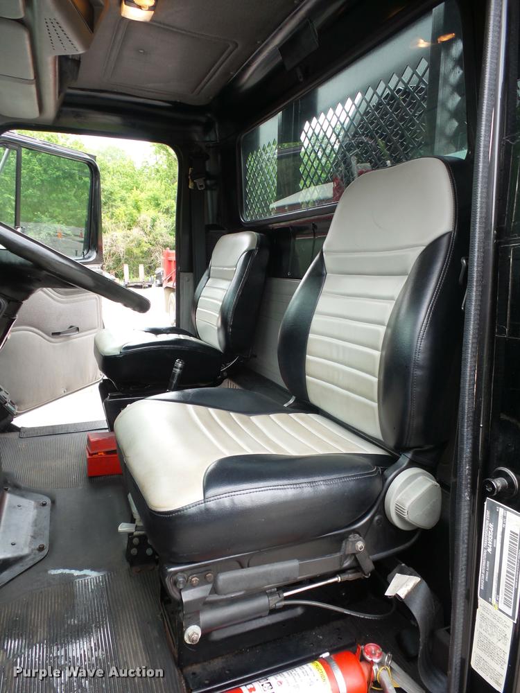 image for item BS9489 2001 International 4700 seal coat truck