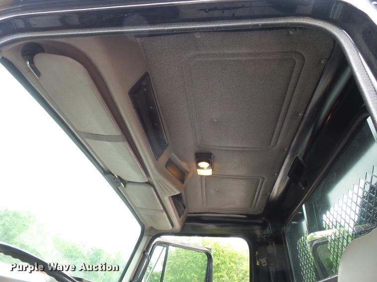 image for item BS9489 2001 International 4700 seal coat truck