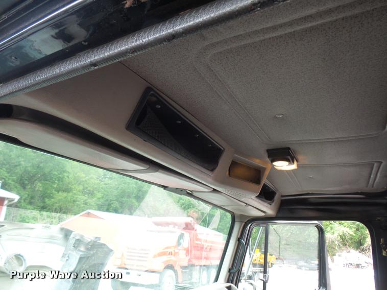 image for item BS9489 2001 International 4700 seal coat truck