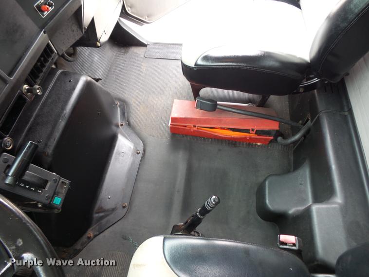 image for item BS9489 2001 International 4700 seal coat truck