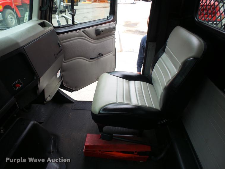 image for item BS9489 2001 International 4700 seal coat truck