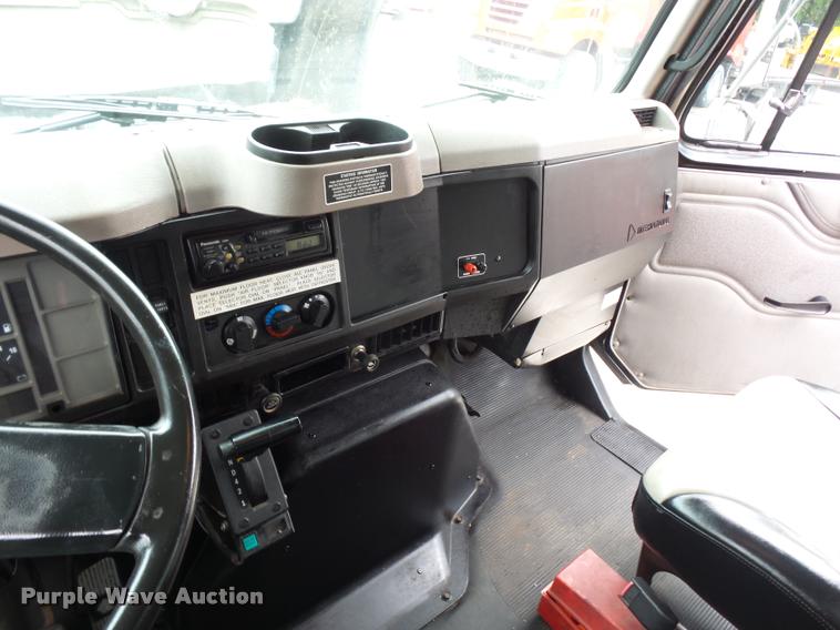 image for item BS9489 2001 International 4700 seal coat truck