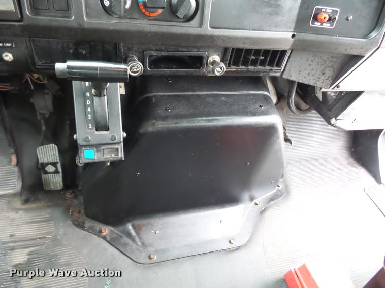 image for item BS9489 2001 International 4700 seal coat truck