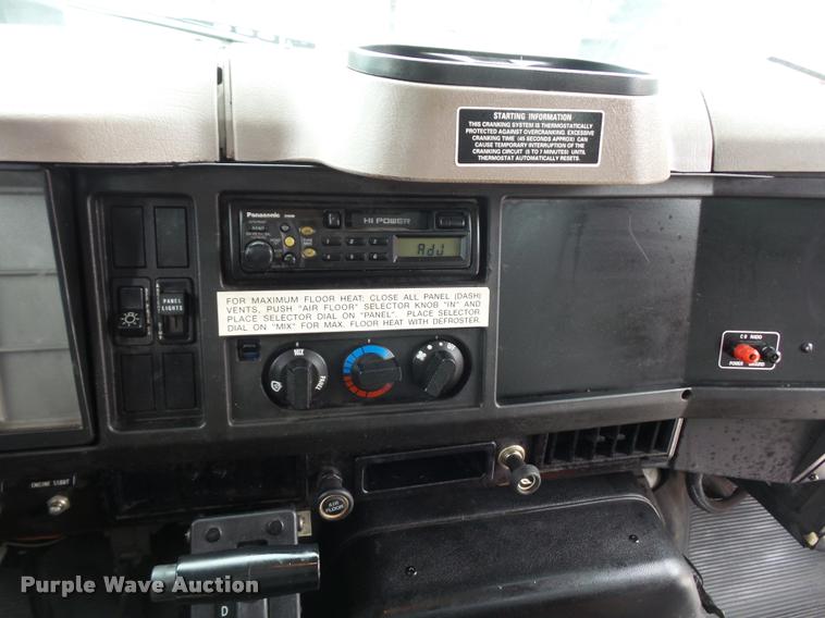 image for item BS9489 2001 International 4700 seal coat truck