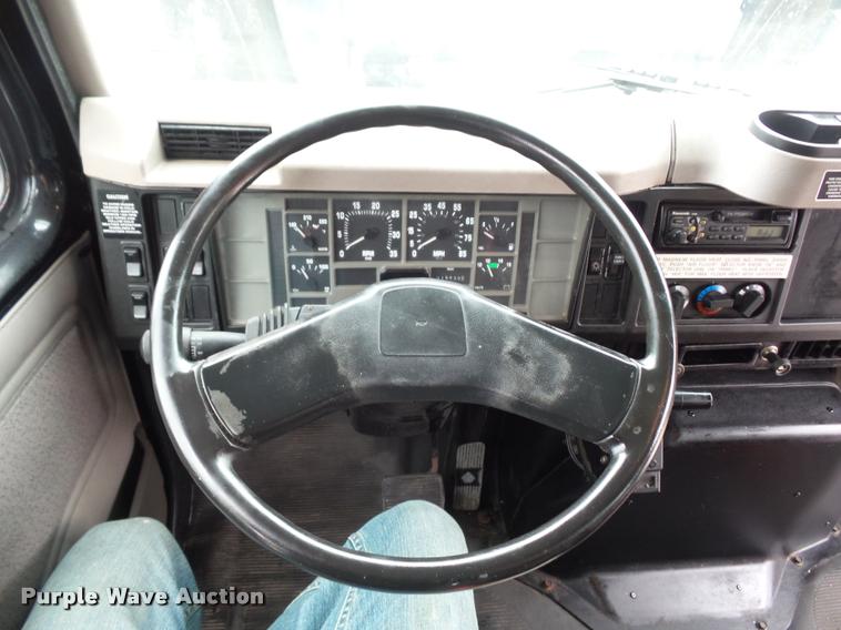 image for item BS9489 2001 International 4700 seal coat truck