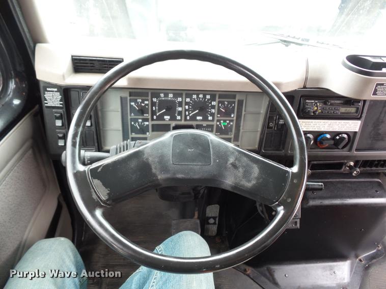 image for item BS9489 2001 International 4700 seal coat truck