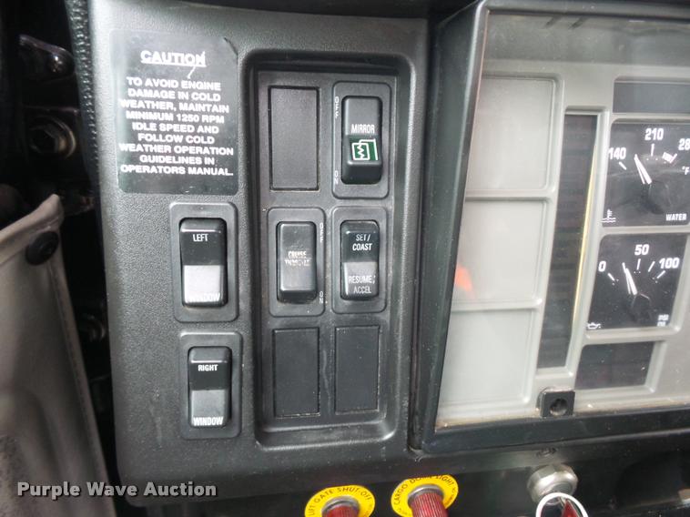 image for item BS9489 2001 International 4700 seal coat truck