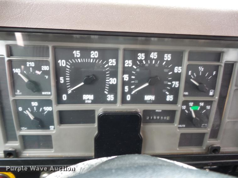 image for item BS9489 2001 International 4700 seal coat truck