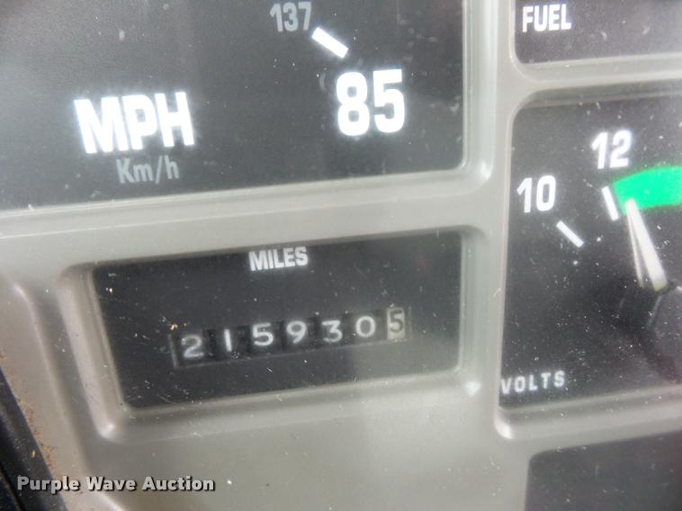 image for item BS9489 2001 International 4700 seal coat truck