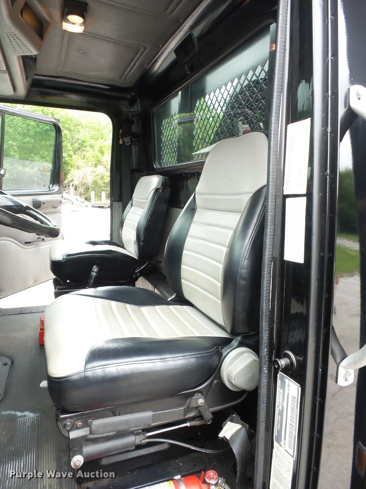 image for item BS9489 2001 International 4700 seal coat truck