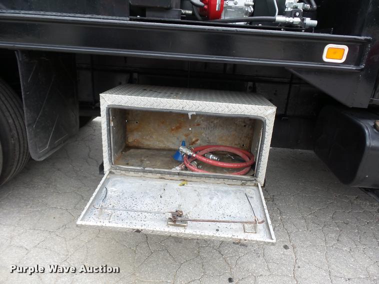 image for item BS9489 2001 International 4700 seal coat truck