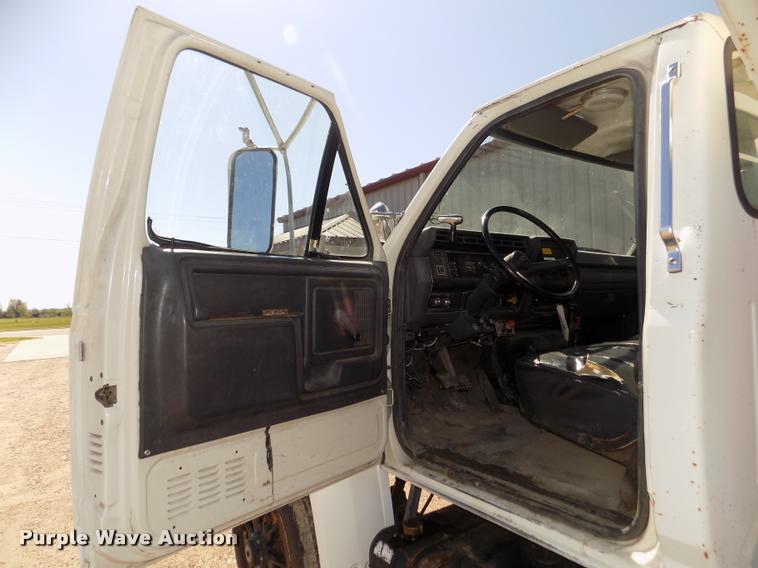 image for item DA0706 1992 Ford F800 digger derrick truck