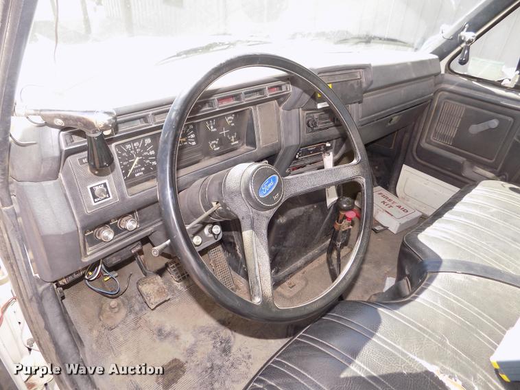 image for item DA0706 1992 Ford F800 digger derrick truck