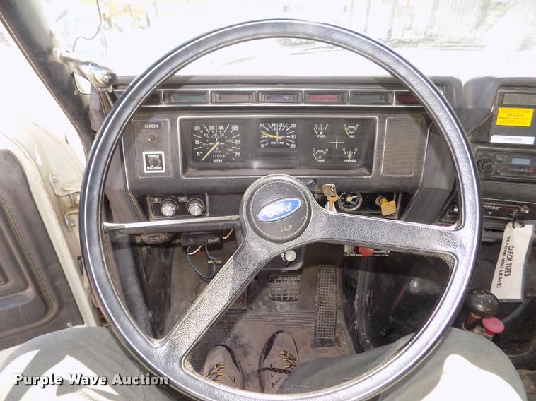 image for item DA0706 1992 Ford F800 digger derrick truck
