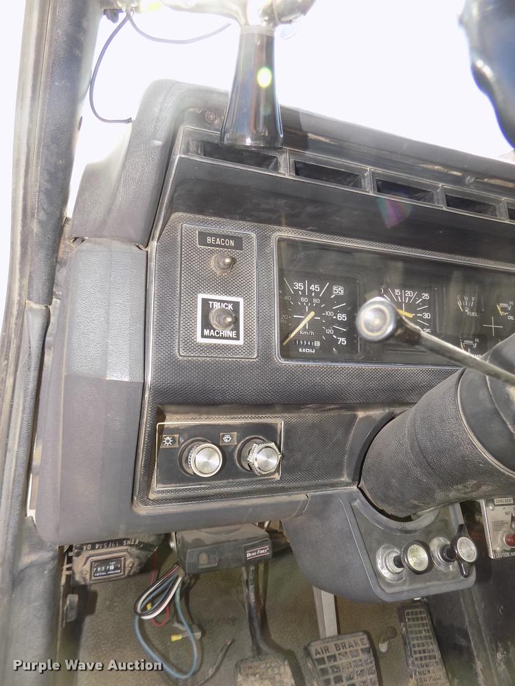 image for item DA0706 1992 Ford F800 digger derrick truck