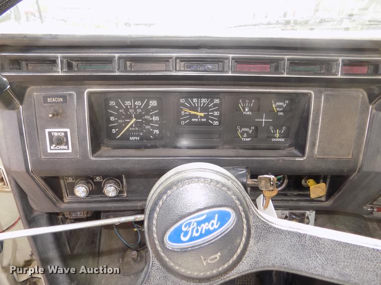 image for item DA0706 1992 Ford F800 digger derrick truck