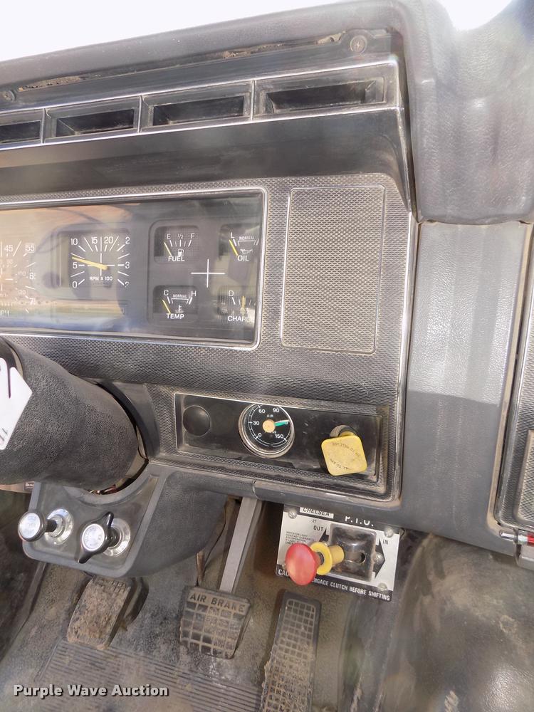 image for item DA0706 1992 Ford F800 digger derrick truck
