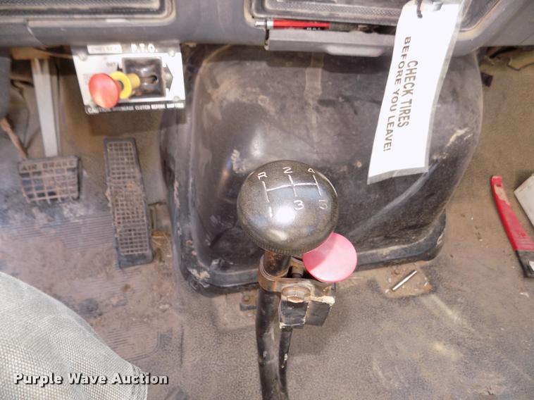 image for item DA0706 1992 Ford F800 digger derrick truck