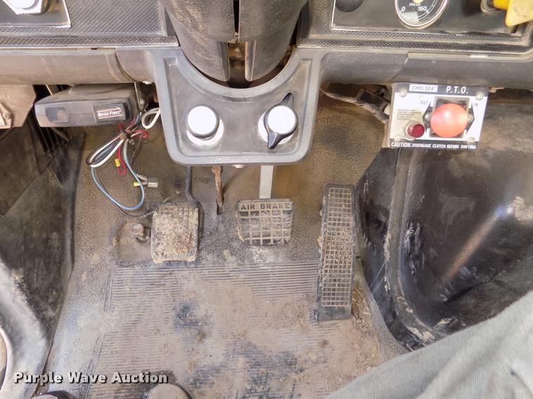 image for item DA0706 1992 Ford F800 digger derrick truck