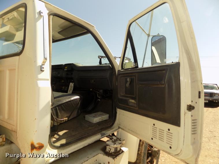 image for item DA0706 1992 Ford F800 digger derrick truck