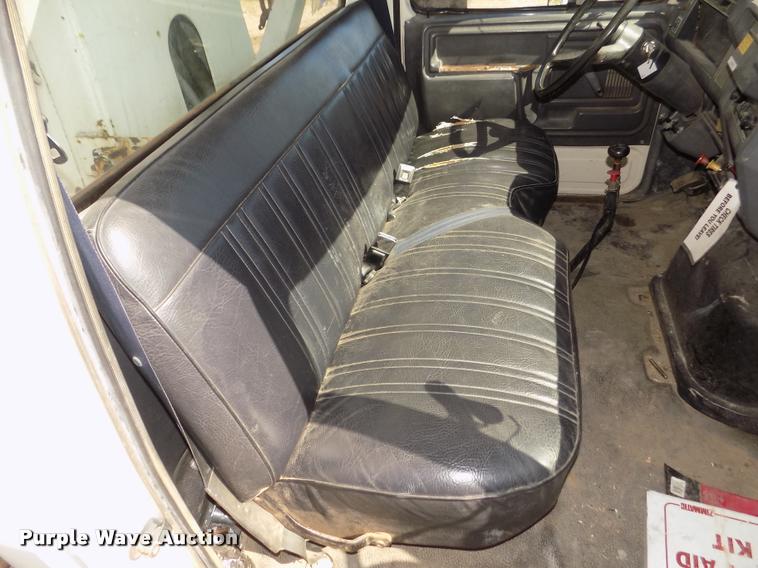 image for item DA0706 1992 Ford F800 digger derrick truck