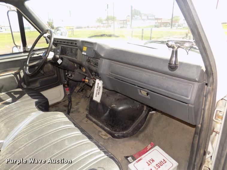 image for item DA0706 1992 Ford F800 digger derrick truck