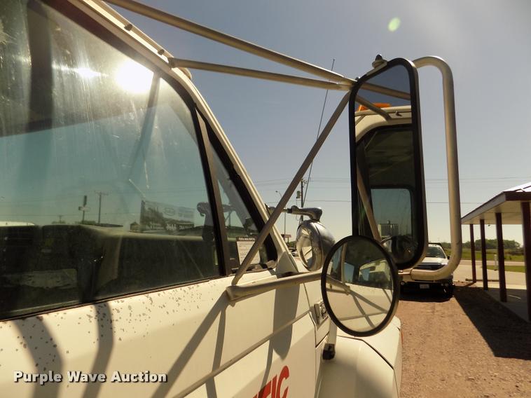 image for item DA0706 1992 Ford F800 digger derrick truck