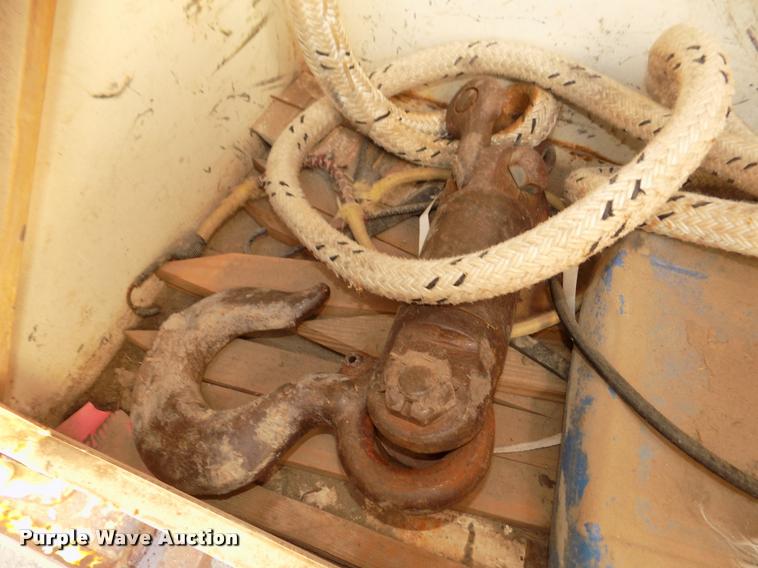 image for item DA0706 1992 Ford F800 digger derrick truck