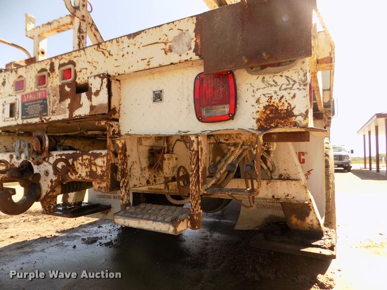 image for item DA0706 1992 Ford F800 digger derrick truck