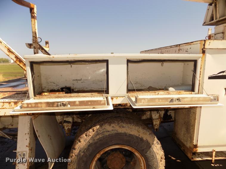 image for item DA0706 1992 Ford F800 digger derrick truck